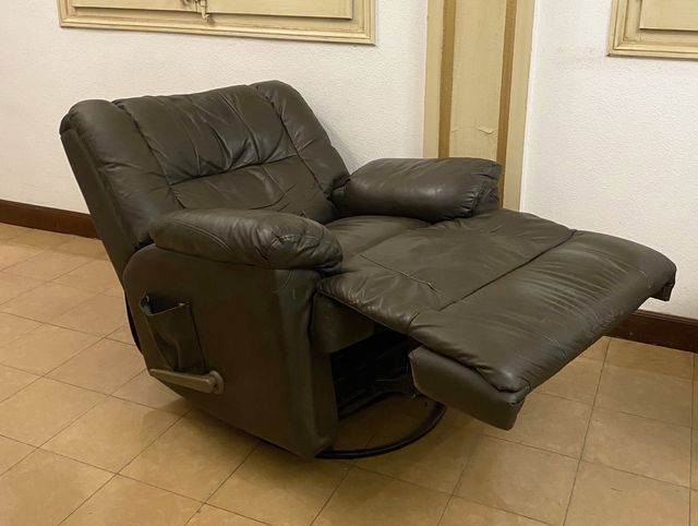 Sillón reclinable de piel marrón