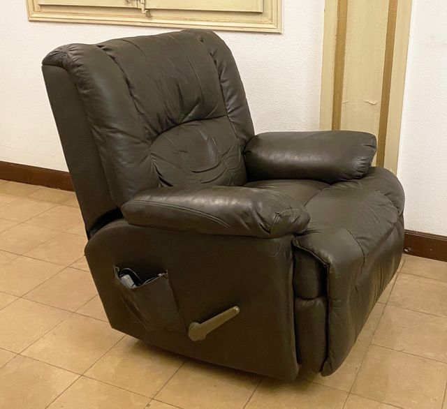 Sillón reclinable de piel marrón