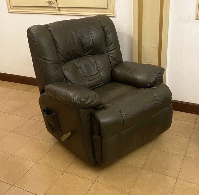 Sillón reclinable de piel marrón