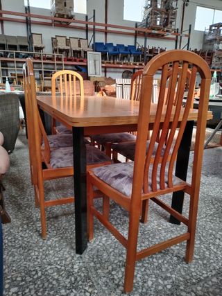 MESA EXTENSIBLE CON 6 SILLAS