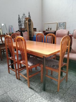 MESA EXTENSIBLE CON 6 SILLAS