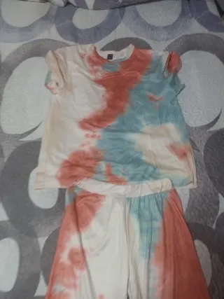 Conjunto camiseta y shorts tie-dye