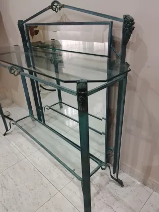 Entradita de forja. Espejo y mesita