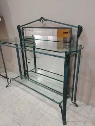 Entradita de forja. Espejo y mesita