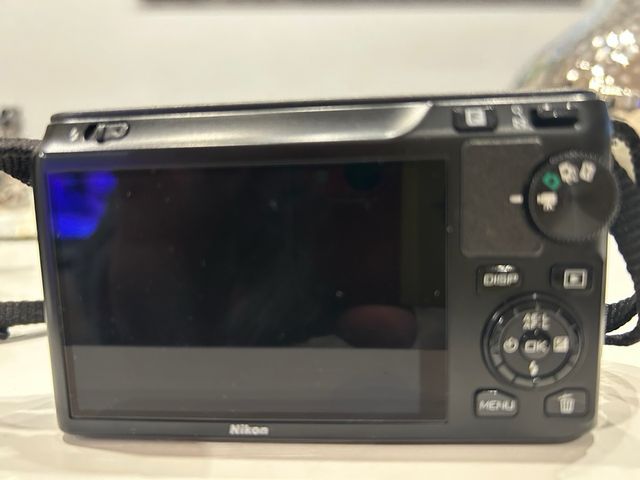 Cámara Nikon 1 S1 con estuche