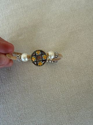 Pulsera de corcho con perlas y detalle central