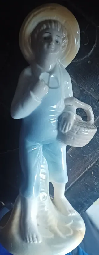 Figura de porcelana niño con cesta