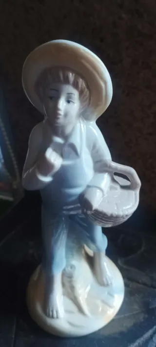 Figura de porcelana niño con cesta
