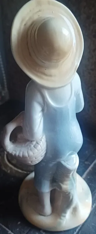Figura de porcelana niño con cesta