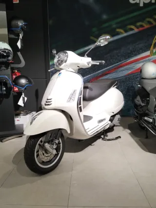 Vespa GTS 125 Blanca