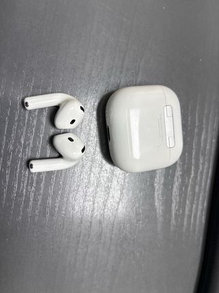 AirPods 4 con Cancelación de Ruido.
