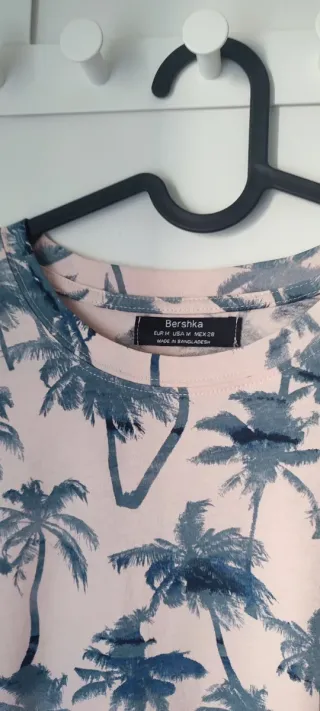 Camiseta Bershka palmeras rosa y azul