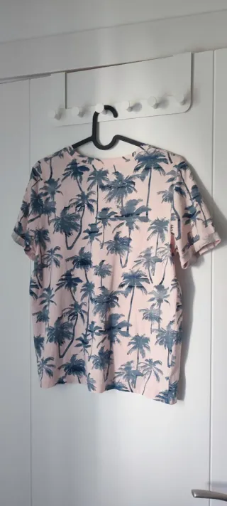 Camiseta Bershka palmeras rosa y azul