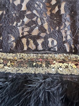 Vestido fiesta encaje, lentejuelas y plumas T.S