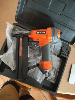 Clavadora Grapadora Neumática Truper 1/4