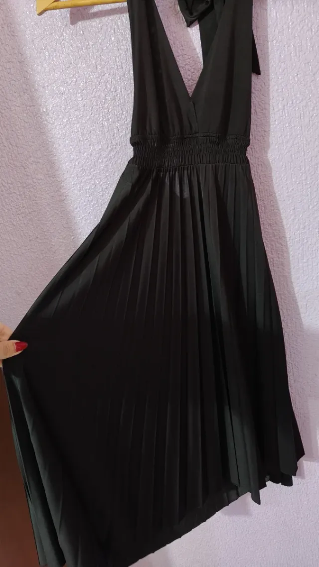 Vestido negro escote V profundo