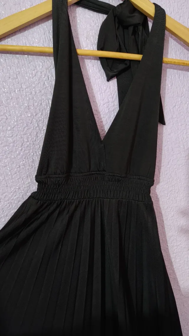 Vestido negro escote V profundo