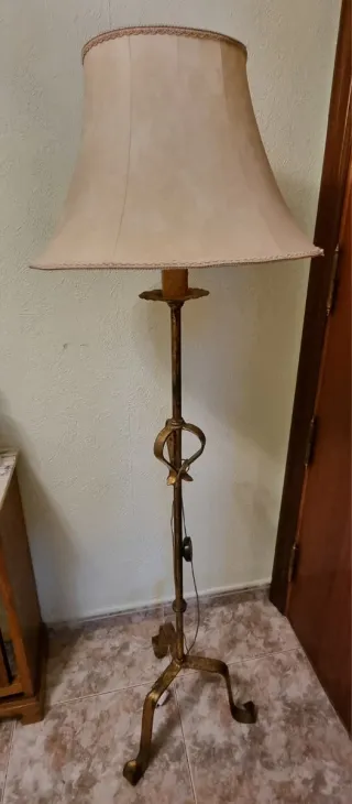 Lámpara de pie vintage dorada