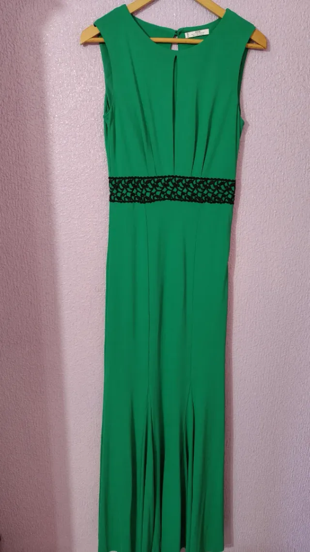 Vestido largo verde con detalles negros