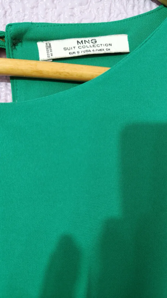 Vestido largo verde con detalles negros