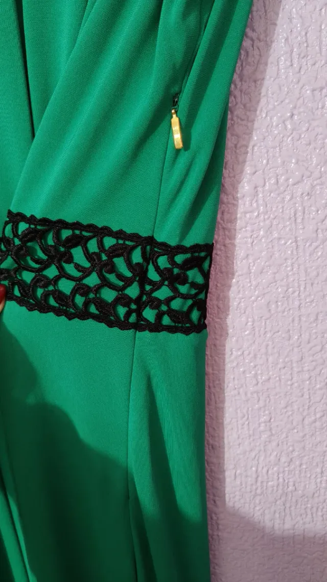 Vestido largo verde con detalles negros