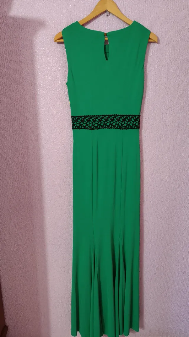 Vestido largo verde con detalles negros