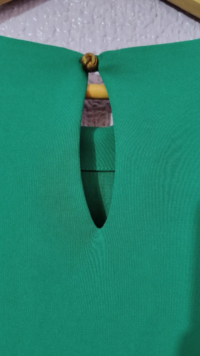 Vestido largo verde con detalles negros