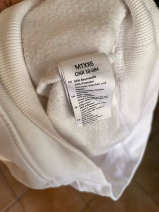 Sudadera blanca con capucha y bolsillo