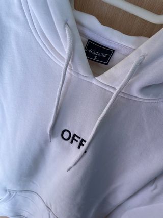 Sudadera blanca con capucha y bolsillo