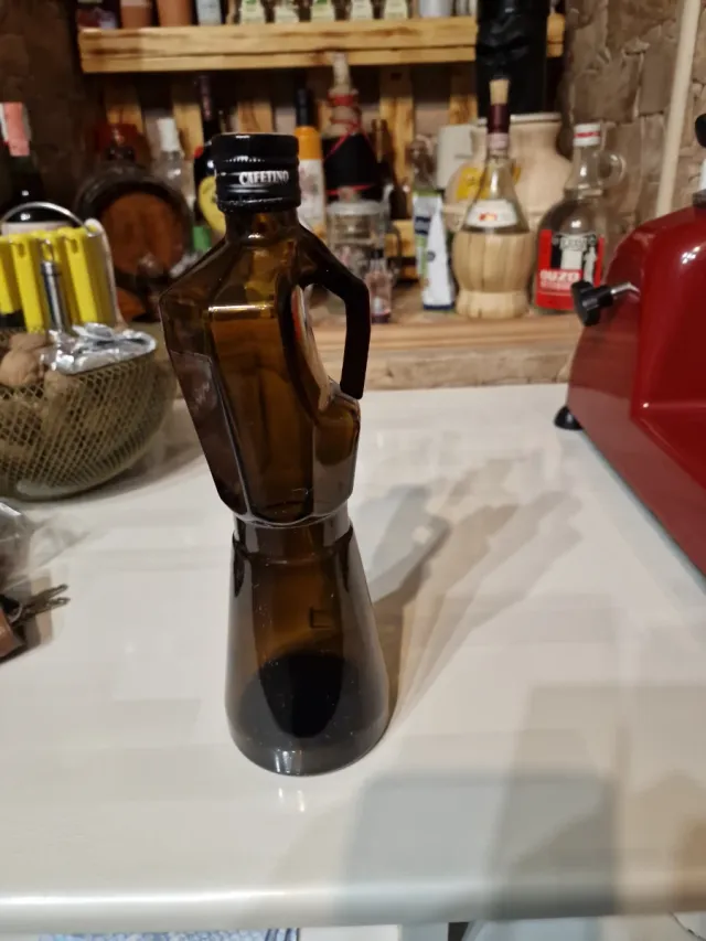 Botella de vidrio con forma de cafetera