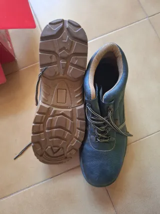 Botas de seguridad negras y marrones