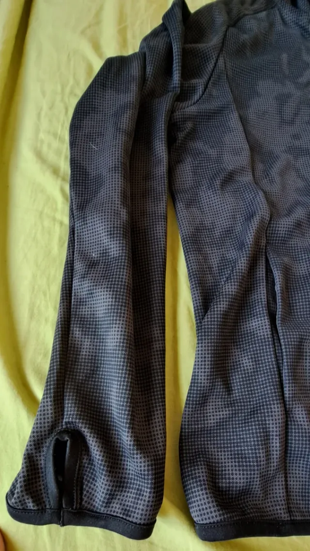 Chaqueta Uniqlo Negra y Gris