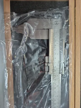 Calibre de precisión con caja