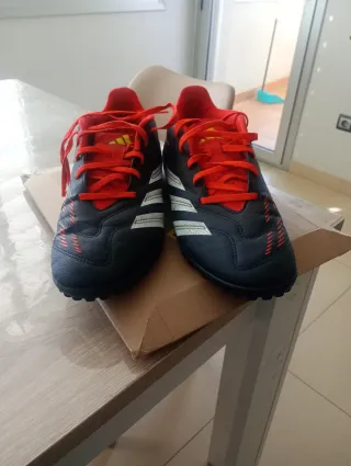 Botines Adidas Negro y Rojo