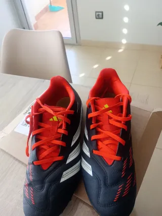 Botines Adidas Negro y Rojo