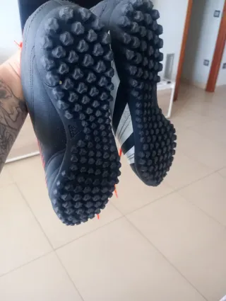 Botines Adidas Negro y Rojo