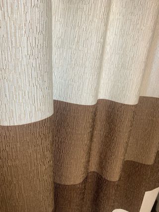 Cortinas de tela beige y marrón