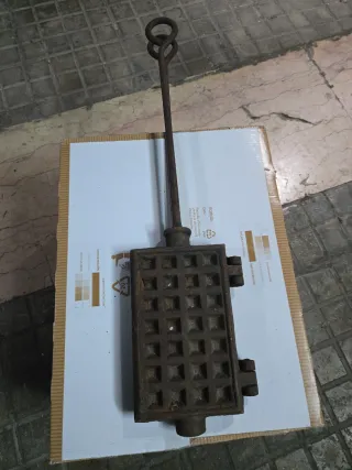 Antica piastra per cialde in ghisa