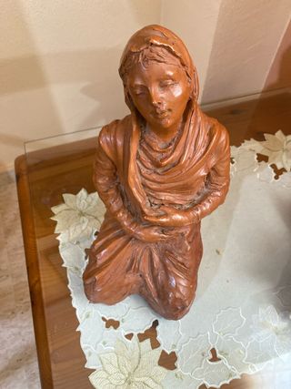 Figura de terracota rezando