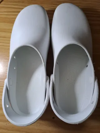 Zuecos blancos de plástico blando Talla 42