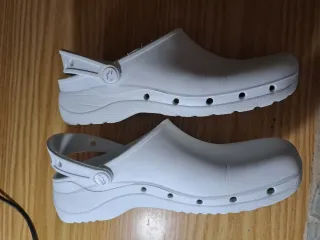 Zuecos blancos de plástico blando Talla 42
