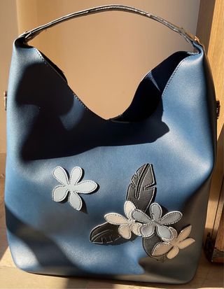 Borsa blu con fiori
