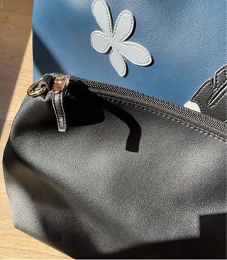 Borsa blu con fiori