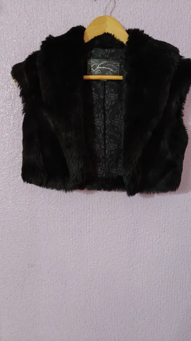 Chaleco corto negro piel sintética