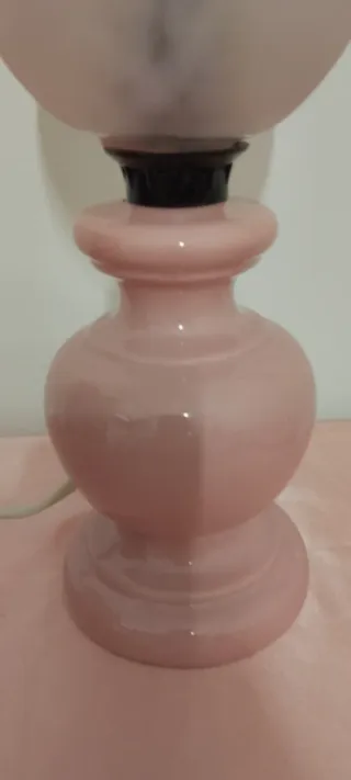 Lampada da tavolo rosa e trasparente