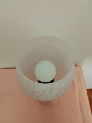 Lampada da tavolo rosa e trasparente
