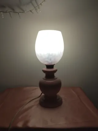 Lampada da tavolo rosa e trasparente