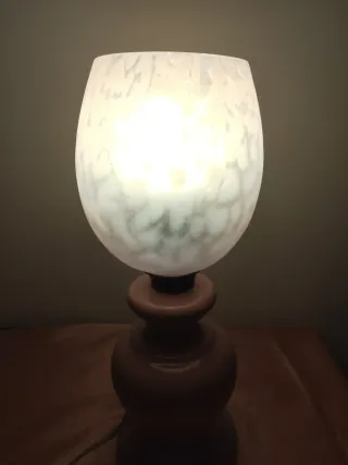 Lampada da tavolo rosa e trasparente