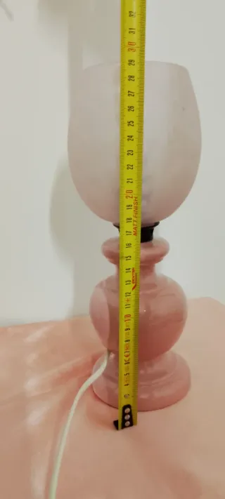 Lampada da tavolo rosa e trasparente