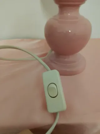 Lampada da tavolo rosa e trasparente